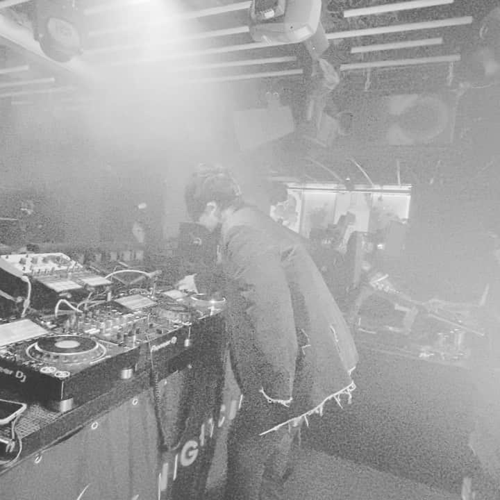Taku Takahashiのインスタグラム：「Me DJing a while ago.  I’ve been cooking beats a lot but will be having more gigs soon ;)  ちょっと前のDJをしてた時の動画。  最近、曲の制作が多いんですが、夏にかけてDJやライブも増えていくと思うんで、現場でみんなと会えるのを楽しみにしてます( •̀ .̫ •́ )✧」