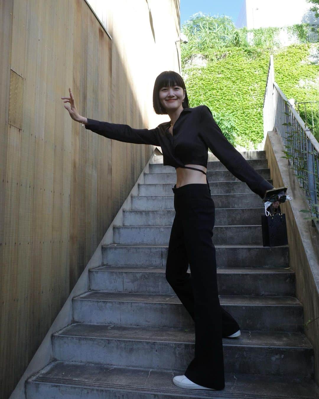新井貴子のインスタグラム：「🥵  日陰を探す時期がやってまいりました🥹🔥」