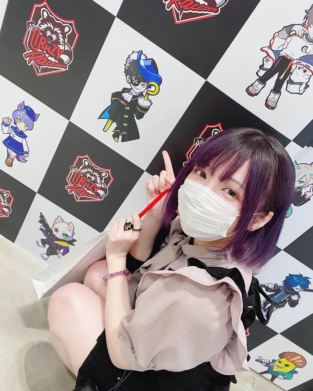 小桃のインスタグラム：「CRストアの抽選当たったから、今日グッズを買いに行った‼️(そう、また行った😂 でも前回は買い物できない 思っていた通り自分の欲しい物は在庫が無かった🥲いつ再販されるかな😭......  #CRストア #crstore #crazyraccoon」
