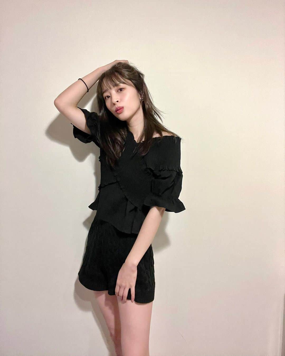 神部美咲のインスタグラム：「金髪になりすぎてたから ちょっと落ち着きカラー🥰  光が当たるともうちょっと明るい😎  @log_kenjikarasawa  いつもありがとう😊」