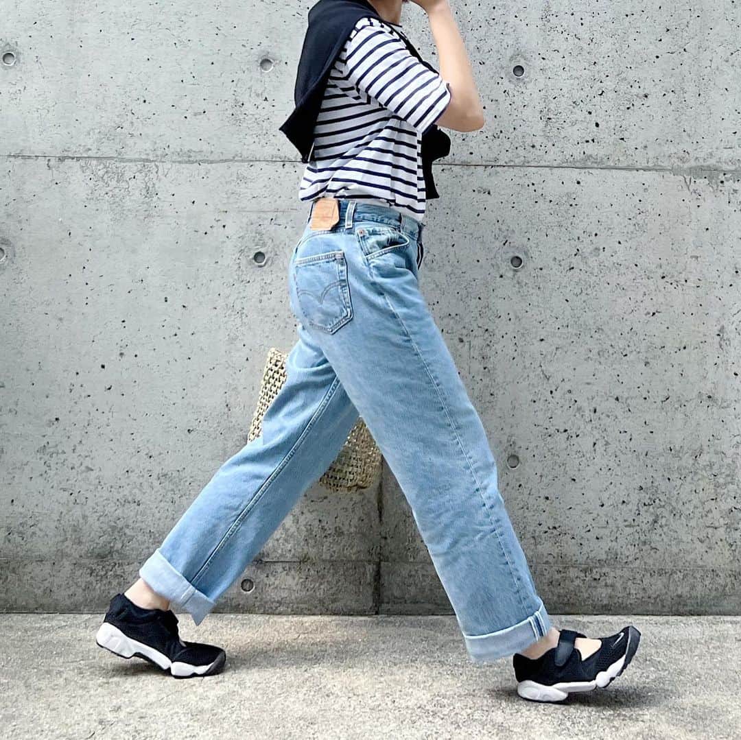 ryokoのインスタグラム：「▪︎  カジュアル×定番コーデ👕👖  .  tee #saintjames  bottoms #levis cardigan #agnesb  shoes #nike」