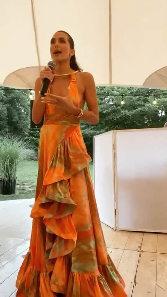 のインスタグラム：「If #womencrushwednesday is still a thing @melissawoodhealth is mine 🙏🏻❤️ Melissa brought me to tears with her words she spoke of me on a night meant to celebrate her awesomeness, the brand she has built dedicated to helping women be their strongest most confident selves. Our brand missions are only one of the many things that connect us and I can say she is as real as they come. If you haven’t tried her #melissawoodhealth methods they are transformative. As beautiful as she is it’s her heart for me .. thank you friend for your words and for recognizing the importance of women rooting for other women.  I am cheering you on for life ✨」