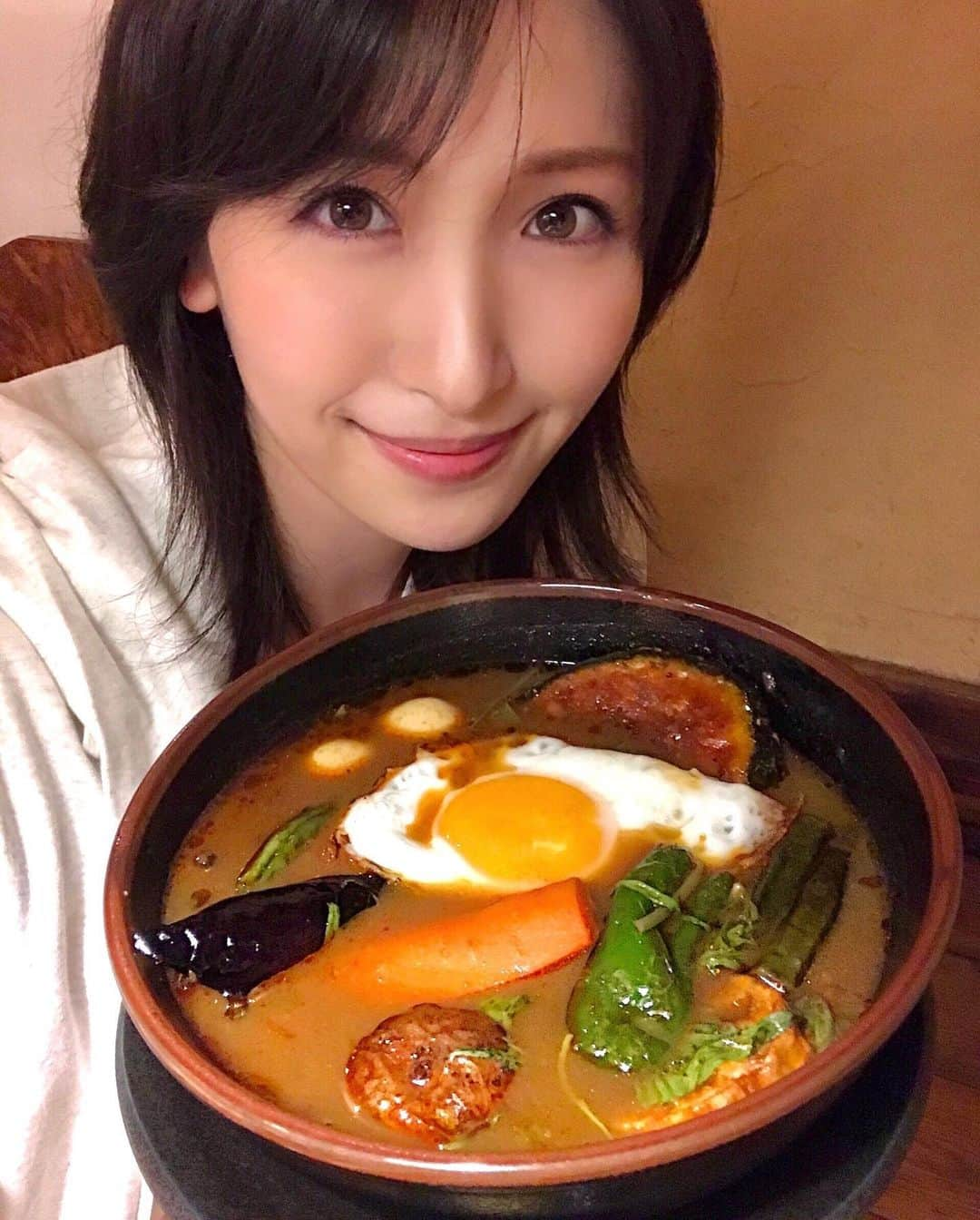 横山ルリカさんのインスタグラム写真 - (横山ルリカInstagram)「. 正解は、スープカレーでした〜🍛🥦🥕🍅 正解している方も何人かいらっしゃってびっくり👏😆  辛いのは苦手だけどカレーの味は好きなので、選べる辛さは0にして お子様スープカレー並のマイルドさ☺️笑  美味しかった〜✨✨  #函館 #スープカレー #ラマイ #🍛🍛🍛」7月27日 12時17分 - rurika_yokoyama_official