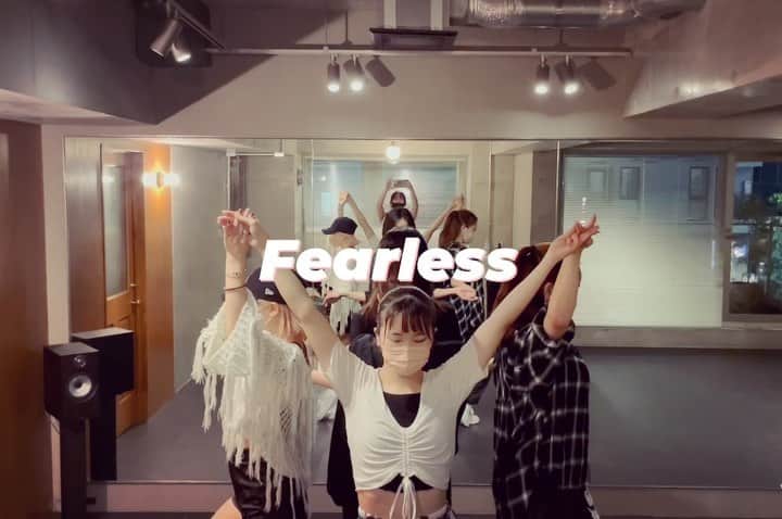 KoyamaRiko のインスタグラム：「Fearless 🖤🤍 Choreo by @riko0429    Dancer @mihotaku__  @mrn._.dance  @___haruka1017  @so_.ra7  #fearless #lesserafim  @_chaechae_1 @39saku_chan @k_a_z_u_h_a__ @le_sserafim」