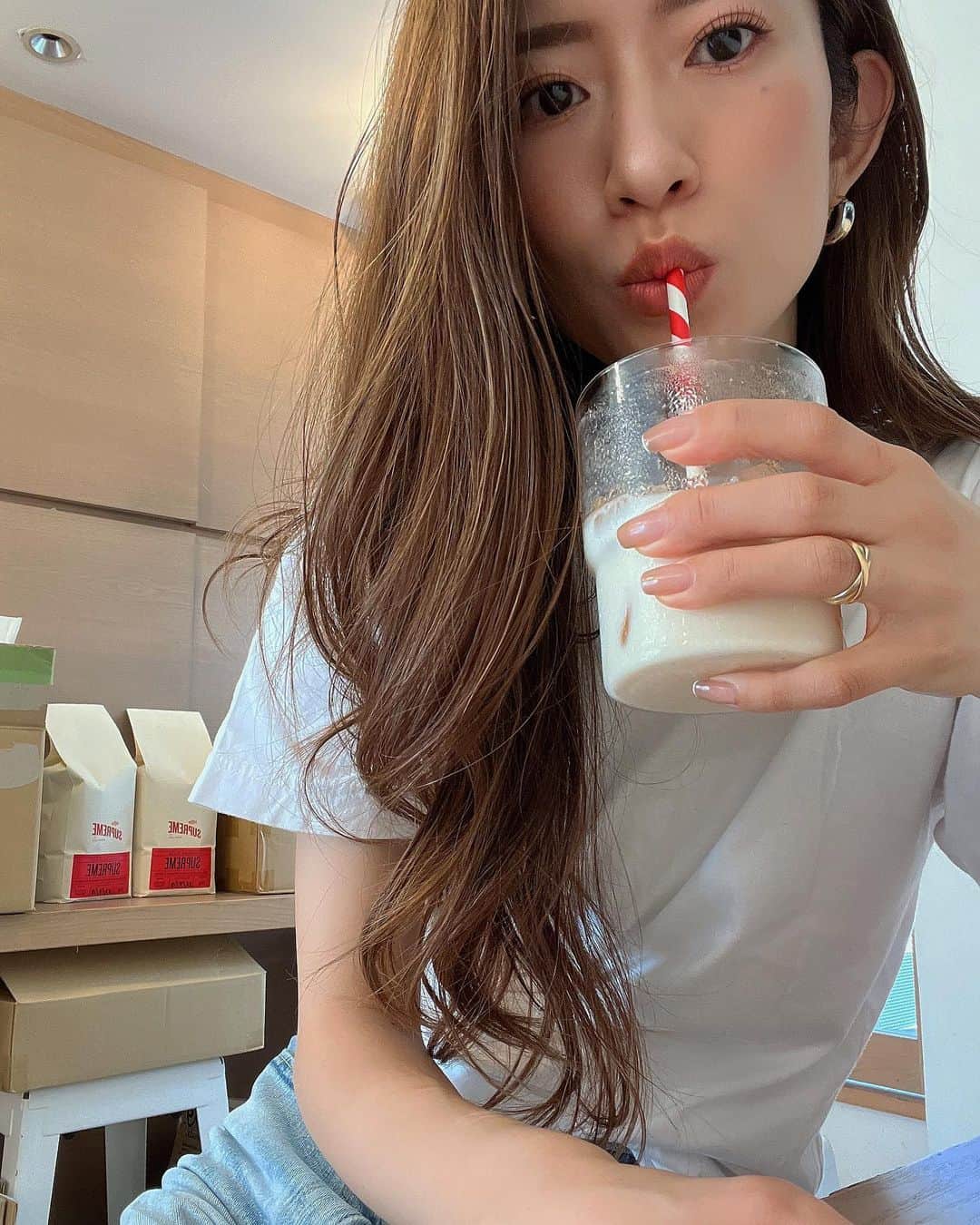 のインスタグラム：「. . 珍しく入時間の45分も前に到着。 近くのカフェのチャイがめちゃ美味しくて、やた！！ってなってる今😚💕 . #撮影 #コーヒー飲みすぎてチャイ #美味しい #コーヒー片手にカフェ入った #すでにお腹チャポチャポ」