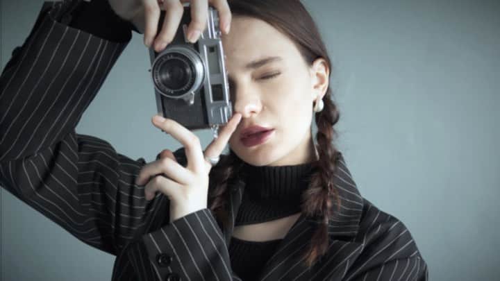 のインスタグラム：「ENVYMの撮影にて、ムービーのディレクションと撮影と編集を担当しました！ もちろんスチールも撮らせて頂いております。  022 𝘼𝙐𝙏𝙐𝙈𝙉 𝙑𝙄𝙎𝙐𝘼𝙇 𝙢𝙤𝙫𝙞𝙚 ⁡ ⁡ ￣￣￣￣￣￣￣￣￣￣￣￣￣￣￣ "𝘂𝗿𝗯𝗮𝗻 𝗿𝗲𝗮𝗹 𝗰𝗹𝗼𝘁𝗵𝗲𝘀" ⁡ シンプルなCOORDINATEの中にどこかエッジのあるITEMを取り入れた現代的な女性のSTYLE。 MONOTONEにFASHION COLORをMIXして独自のCOLOR RHYTHMを奏でる。 都会的な女性のREAL CLOTHESを提案。 ⁡ ￣￣￣￣￣￣￣￣￣￣￣￣￣￣￣  10周年を迎え、 さらにパワーアップしたENVYMを。  ⁡ #autamn #envym」