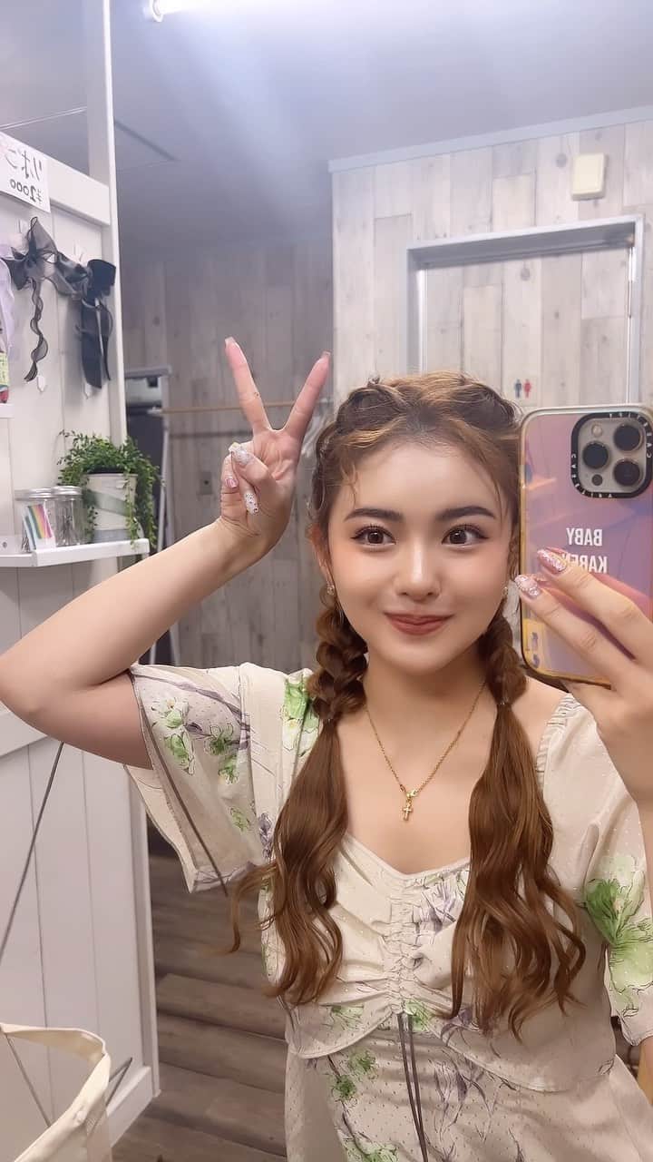 のインスタグラム：「楽ちんだから いつもこのヘアセットにしちゃう😚✨  今日も頑張りまひょーーー❣️😻  hairmake by @beauty_salon_nagomi   #hair #hairstyle #makeup #ヘアセット #ヘアメイク」