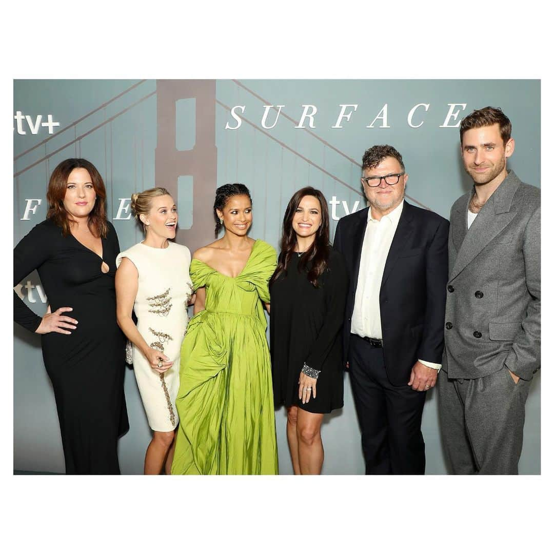 オリヴァー・ジャクソン＝コーエンさんのインスタグラム写真 - (オリヴァー・ジャクソン＝コーエンInstagram)「Surface Premiere with these dreamboats.  Cannot wait for you guys to see it.  Drops Friday on @appletvplus  It’s a ride.   Also wearing an @alexandermcqueen wool suit during a heatwave in July is also a ride in and of itself.  🤍  Huge love to these amazing peeps  @gugumbatharaw  @hellosunshine  @reesewitherspoon  @laurenneu  @veronicalynnwest  #SamMiller   🤍」7月27日 14時35分 - ojacksoncohen