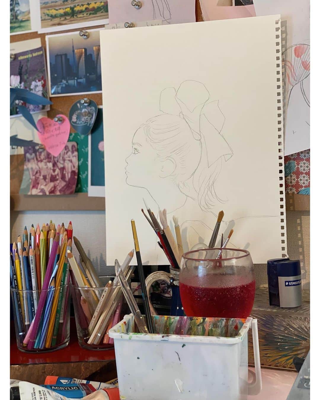 マエガミマミさんのインスタグラム写真 - (マエガミマミInstagram)「目の前はいつもごちゃごちゃしてる。家の中で1番小さな部屋で絵を描いてる。ときどきだけリビングで描く。」7月27日 14時59分 - maegamimami