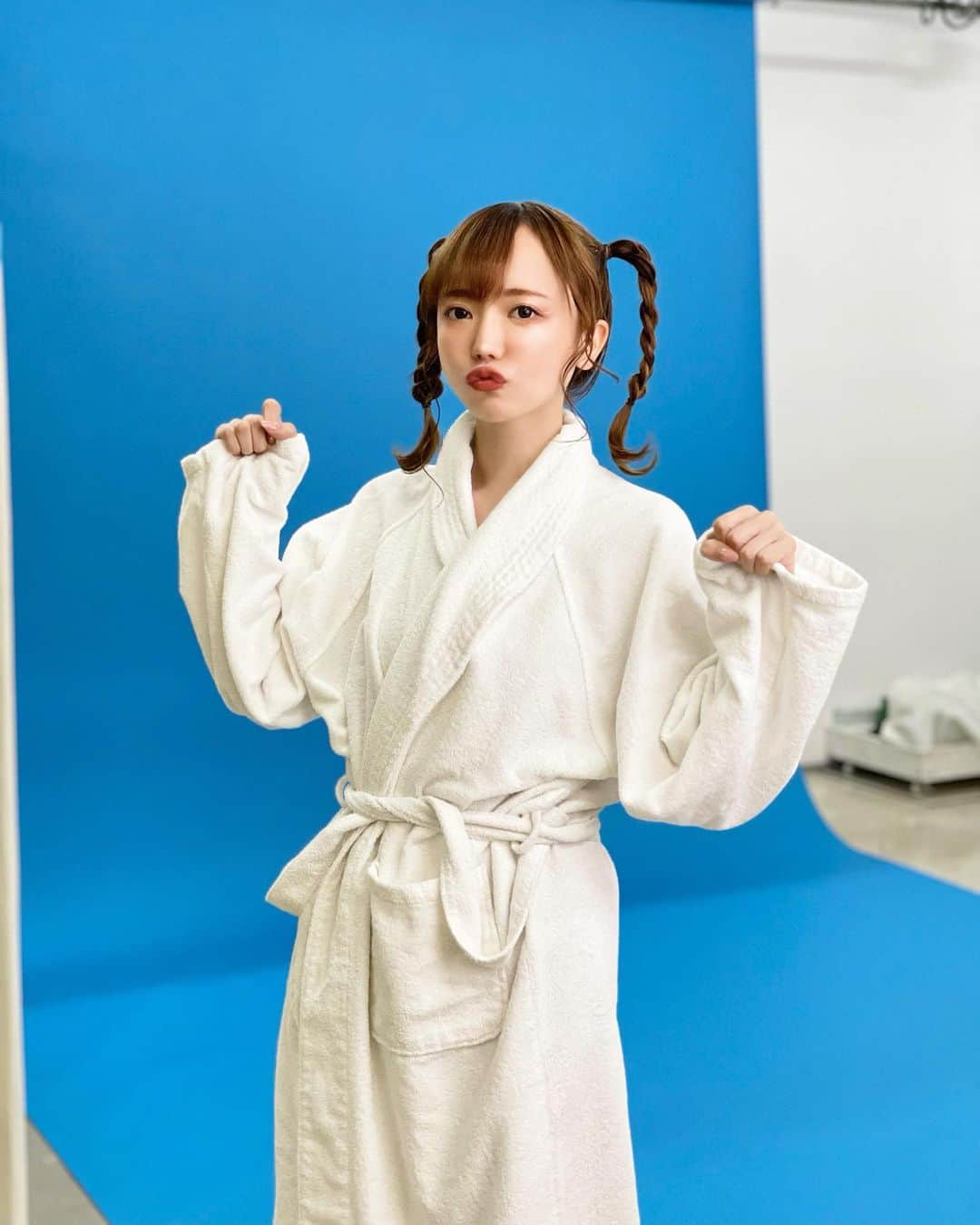 鎌田紘子のインスタグラム：「やっぽー。こっち全然投稿してなかった。本垢はこっちです→ @hirokokamata1212  本垢フォローしてねよろしく！ . . 最近はｱﾝﾄﾞﾒﾘｰに出勤多めにしたりしてます @andmerry12 @andmerry1212 下北沢と吉祥寺行った際には是非是非足を運んで🌰！！ . 次はちなみに7/30の17-20に下北沢店にいますっ！ 8月はもっと出る予定です。 . あと最近は、美容のことばっかり年中考えています！！美容の商品もずーと、水面下で作っています。本当長いこと長いこと、紆余曲折しながらもずーっとやってて、ようやくこの夏1〜2ヶ月後とかに販売開始できそうです。今は、それの販売開始に向けて超多忙な日々を送ってます✌︎ . なーんも詳細とか言ってなかったから、あれだけど、楽しみにしてくれてたら嬉しいなと思います✌︎ . . そんなかんじです！」