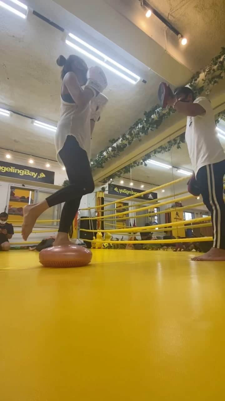 のインスタグラム：「今日も新田明臣さんに楽しくトレーニング追い込んで頂きました🥊 体幹トレーニングはたくさん汗も出るしかなりおすすめです☺️💦 でもこれ思ったより難しくて10回しか連続出来なかった🤨 #バンゲリングベイ  #gym #kickboxing  #新田明臣  #キックボクシング女子  #体幹トレーニング  #diet  #健康　#fitness  #ストレス発散　#美容　#熊切あさ美」