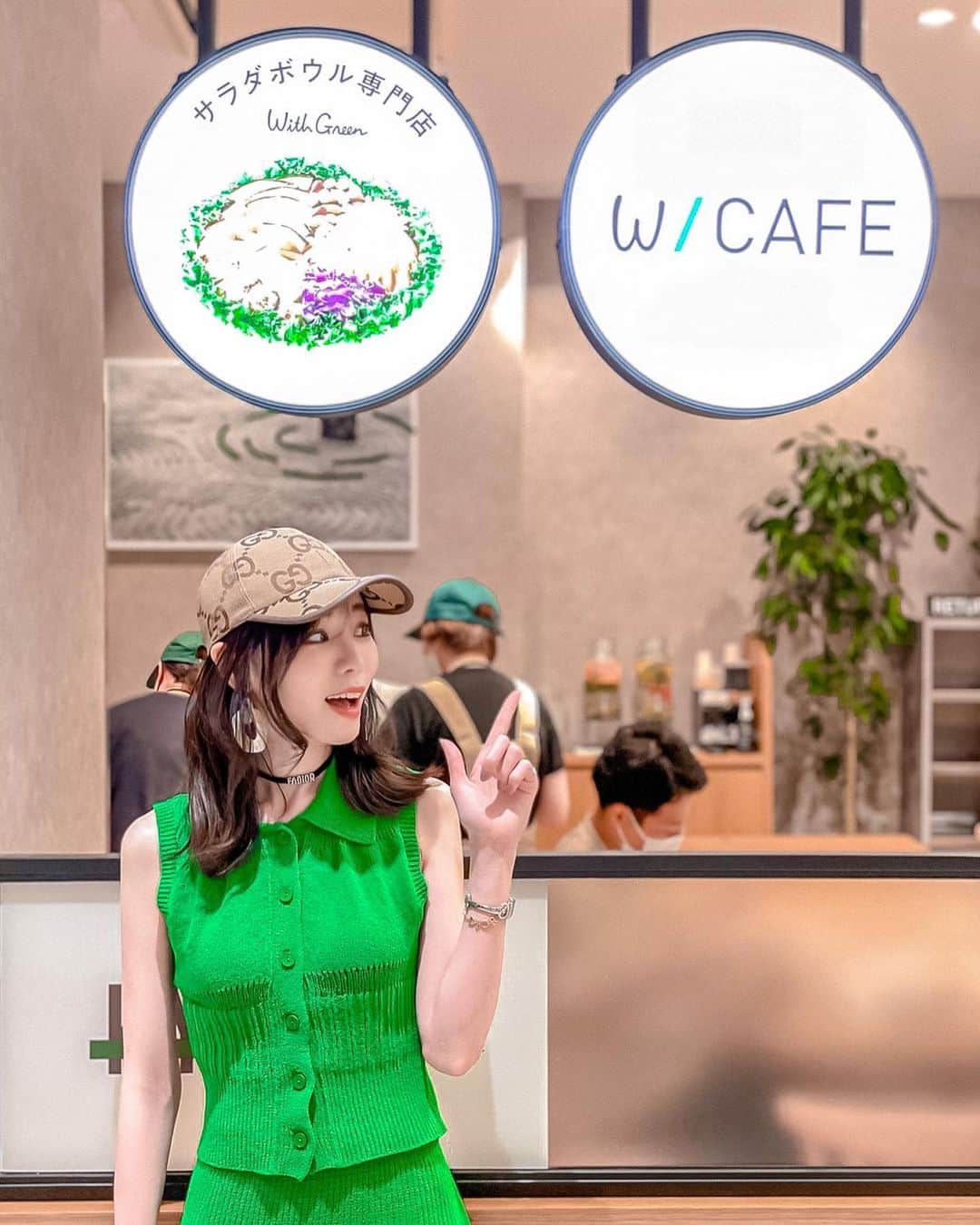 SHIORIのインスタグラム：「✔︎With Green . . . ラクエ四条に待望のサラダ専門店🥗🤍 ひと足早くお邪魔してきました✧ . . アメリカのビジネスマンは日常的にサラダボウルを食べてることに着想を得て起業されたんだとか！ (どんだけおっきいサラダボウルなんだろ🤥←) . . サラダ好きの私としては天国のようなお店でした...👼🏻💕 . . 10種類のサラダから選ぶんだけど、 せっかくなのでわたしは季節限定のBBQチキンサラダ🥗🍖(たぶんもう少しかっこいい名前だった←) ドレッシングもたっくさん種類あって、 私はさっぱりレモンドレッシングで🍋 . シャキシャキで新鮮な色とりどりの100%国産野菜たちの上に、BBQチキンがっ🍖！ 美味しいのはもちろんだけど、 Mサイズでもしっかり量があって食べきれないくらいだった🤣🙌🥗次はSサイズにする！！ . 男の人も十分満足できる量感だと思うよー👨‍🦲 野菜摂るのってなかなか自炊しないと難しい中で、ランチで気軽に寄れる立地にひとりでも入りやすいお店の雰囲気♪ 本当におすすめ🥰🙌❤️ . あ！ セットのスープもかなりタイプだった🥹🤍 絶対セットで頼んでみてねっ✧ . . . @withgreen_official  . . . (大好きなサラダ店のお話で熱く語りすぎました←) . . 明日openだよっ🤍🏹 ̖́- . . . #withgreen #ウィズグリーン #サラダボウル #国産野菜 #サラダボウル専門店 #京都 #関西グルメ #関西ランチ #サラダ専門店 #関西グルメ #関西カフェ #pr #kyoto #saladbowl」