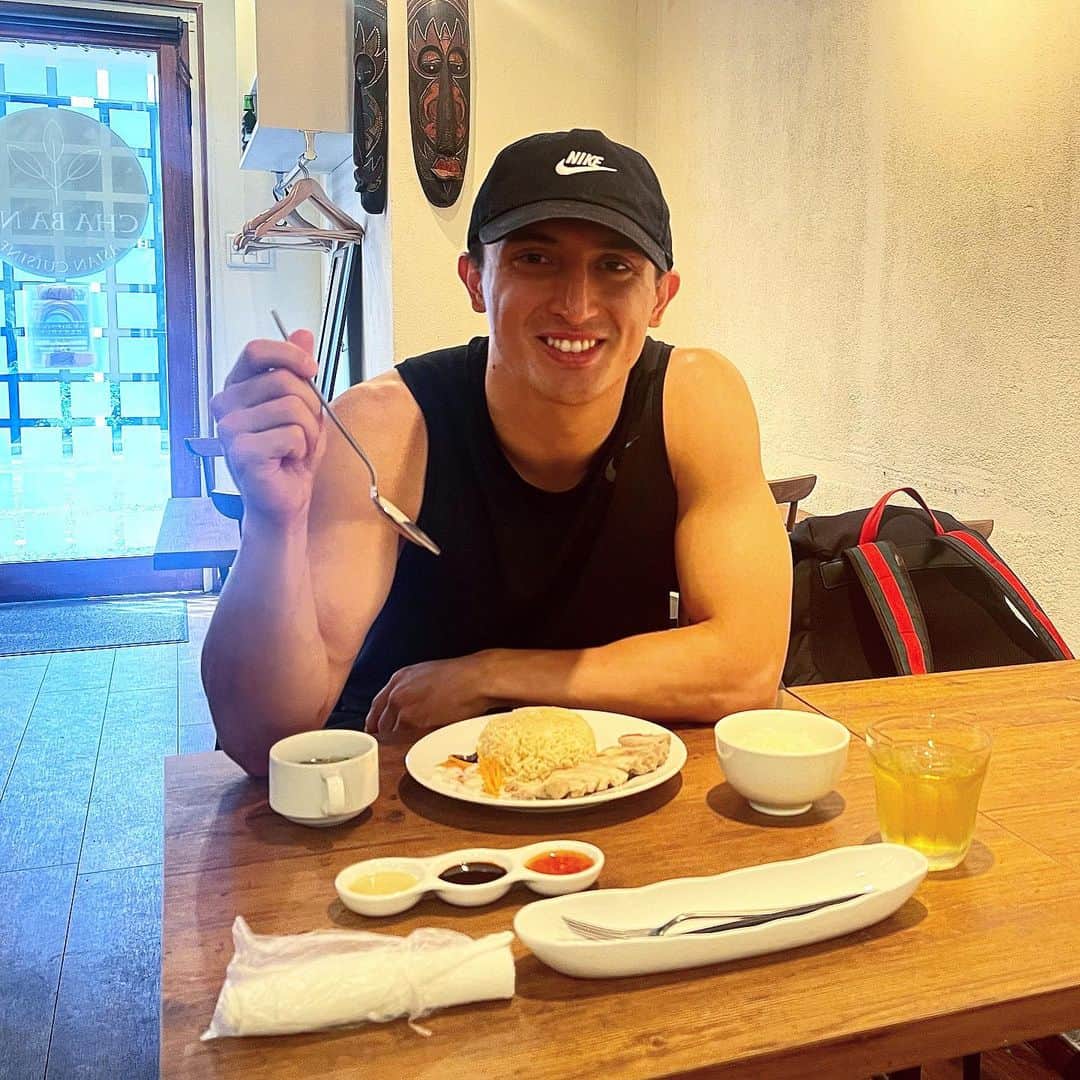 のインスタグラム：「トレーニング後のランチにチキンライスを頂きました😋  シンガポールで育った時良く食べてたので僕にとっては思い出の一品🍗  ヘルシーで味も💯なのでぜひ一度は食べてみてください😉  🧢 @niketokyo  👕 @nikebasketball  💼 @gucci   *******************************  #バチェロレッテ #バチェロレッテ2 #thebachelorette #アマゾンプライムビデオ #amazonprimevideo #amazon #アマゾン #佐藤マクファーレン優樹 #マクファー #3x3 #バスケ #恋愛もパワープレーな男 #シンガポール #チキンライス #ランチ #singapore  #chickenrice」