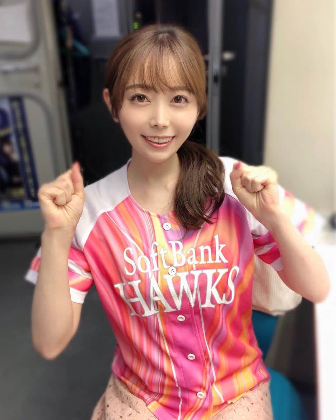 辻満里奈さんのインスタグラム写真 - (辻満里奈Instagram)「７月３１日(日)にPayPayドーム で行われるホークス戦の始球式を担当させていただくことになりました⚾️✨  正直投げるのはあまり得意ではなく(体力テストのボール投げは、クラスで下から２番目😂)、今からドキドキしております、、、  この日は、ドームやE•ZO FUKUOKAでキャッシュレスでお得にお買い物ができる「超PayPayキャッシュレスデー」でもあるので、始球式後のお買い物を楽しみに、頑張ります✨  詳しくは、この後１６時１５分ごろからのタダイマ！で😊 ちなみに、７月３１日はRKBテレビでのホークス戦中継もありますので、球場やテレビの前でぜひお楽しみください✨  #rkb毎日放送 #タダイマ！ #福岡ソフトバンクホークス #sbhawks #始球式 #paypayドーム #超paypayキャッシュレスデー #アナウンサー #辻満里奈 #タカガール #タカガールユニフォーム」7月27日 16時13分 - marina__tsuji