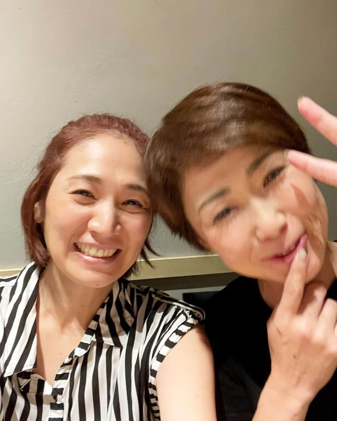 高橋みゆきのインスタグラム：「ミポリンとランチ🍲いっぱい話できた☺️けどまだ話し足りない🎶心坊に誕プレ🚘ありがとう❣️また会おうね〜😍 #ランチ #からビール🍺 #飲みっぷりいいね #相変わらずだ #髪どんどん短くなるね #私も切りたくなってきた」