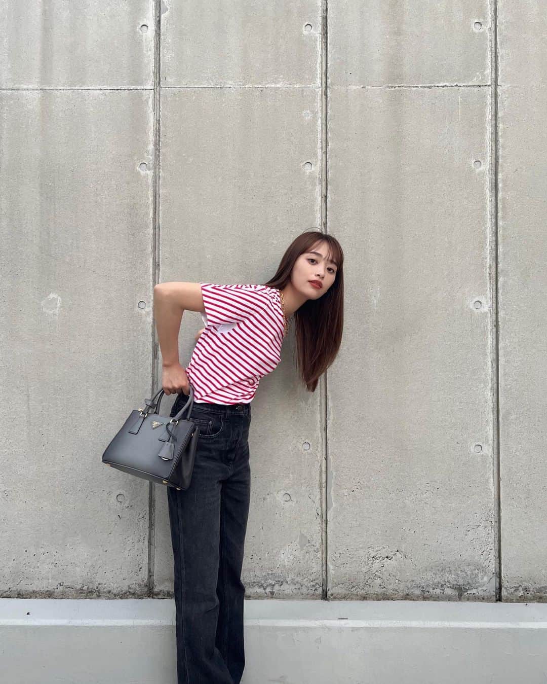 近藤千尋のインスタグラム：「@prada 👚👜👖🤍🤍🤍 ボーダーにデニムは定番に好き🫣  本日から8月2日まで 伊勢丹新宿店本館1階で PRADA THE GALLERIAが 開催中でございますっ🙋‍♀️💕  デジタルで 素材、カラー、細かいディテールを デザインする事ができて、 世界でたった一つのプラダ ガレリアバッグを作ることが出来るので 遊びに行ってみてくださいね🥹✨✨  #PradaGalleria @Prada」