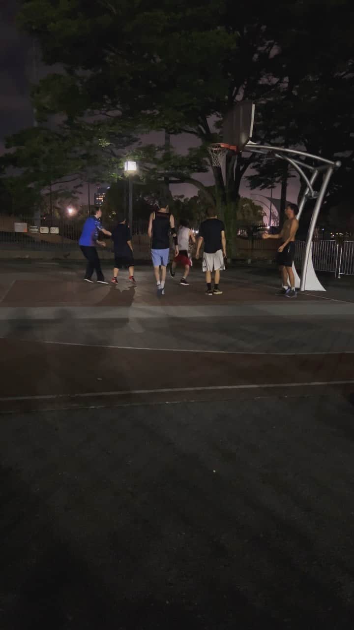 伊藤健太郎のインスタグラム：「最近の癒しの時間。 いろんな人達とやるバスケは沢山刺激が貰えます。  この日一緒にやった子達は地方から来た子達もいればウクライナから日本に来た子達も居ました。  色んなお話をしました。 16歳から20歳の彼らは失った物が沢山あったしまだまだ大変だけど、ただただ今のバスケしてる時間が凄く楽しいよ。誘ってくれてありがとうと言ってくれました。 こちらこそありがとう。  少しでも早く彼らの心に平和が訪れますように。  kentaro.」