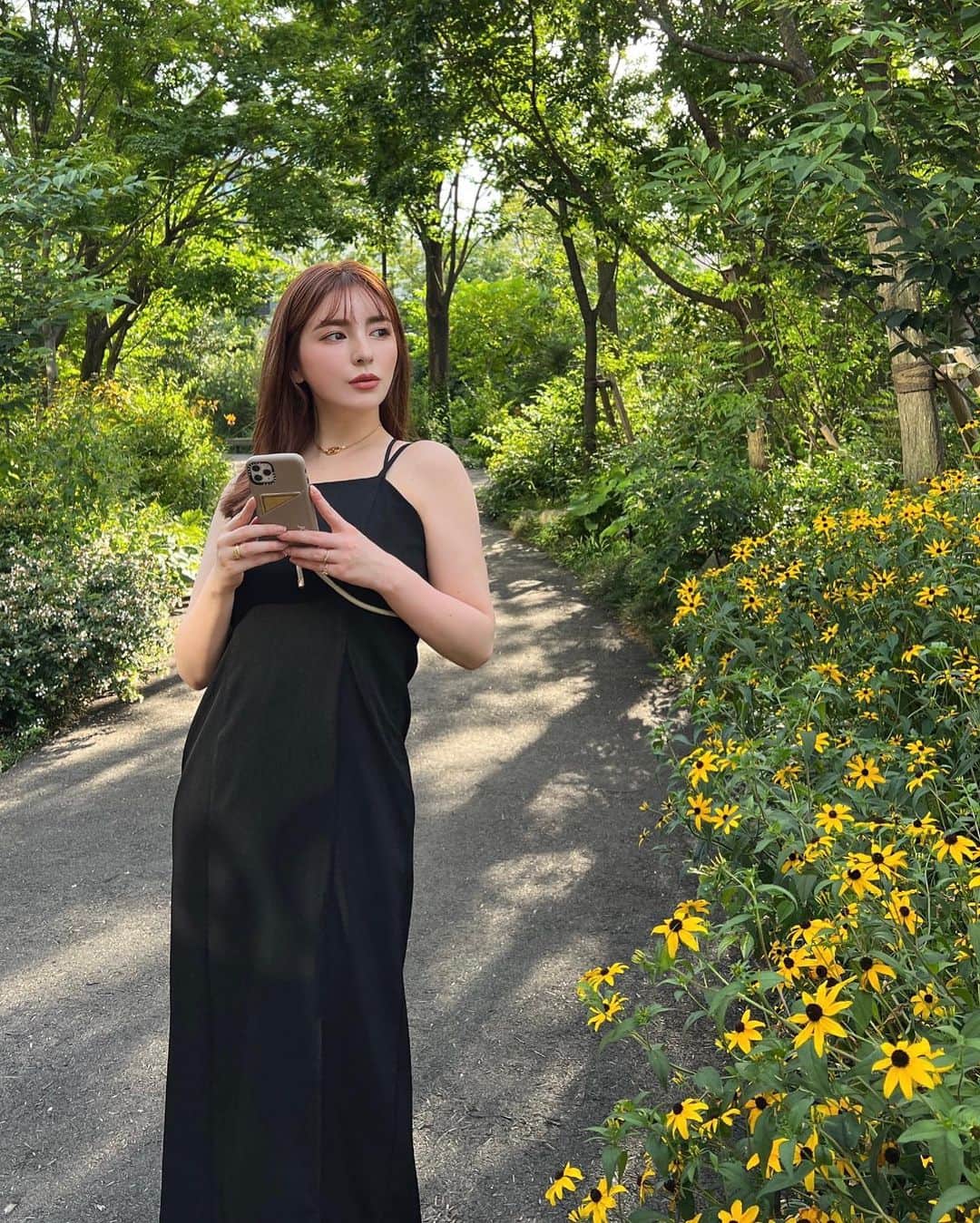 スミス楓のインスタグラム：「🆕 iPhoneケース✌🏻✌🏻🥰🥰  @casetify_jp のレザーカードポケットケース📱🌼 ポケットにICカードとかクレジット💳が入るの◎ ちょっとしたお出掛けならお財布なしで全然いけちゃう！あとショルダーストラップもめちゃくちゃ楽でおすすめすぎる🥹🫠🤍  自分で文字入れたりいろいろカスタムできるんだけど私はグレージュのケースにカーキのショルダーにした🍐この組み合わせ可愛かったー！ これから間違いなく大活躍する😚🌼  @casetify_jp で使える15%offのプロモコード頂いたので是非使ってね🤍📲  🎟 15KAEDE  #CASETIFY #ShowYourColors #ワンマイルウェア #お散歩コーデ #プロモーション #スマホショルダー」