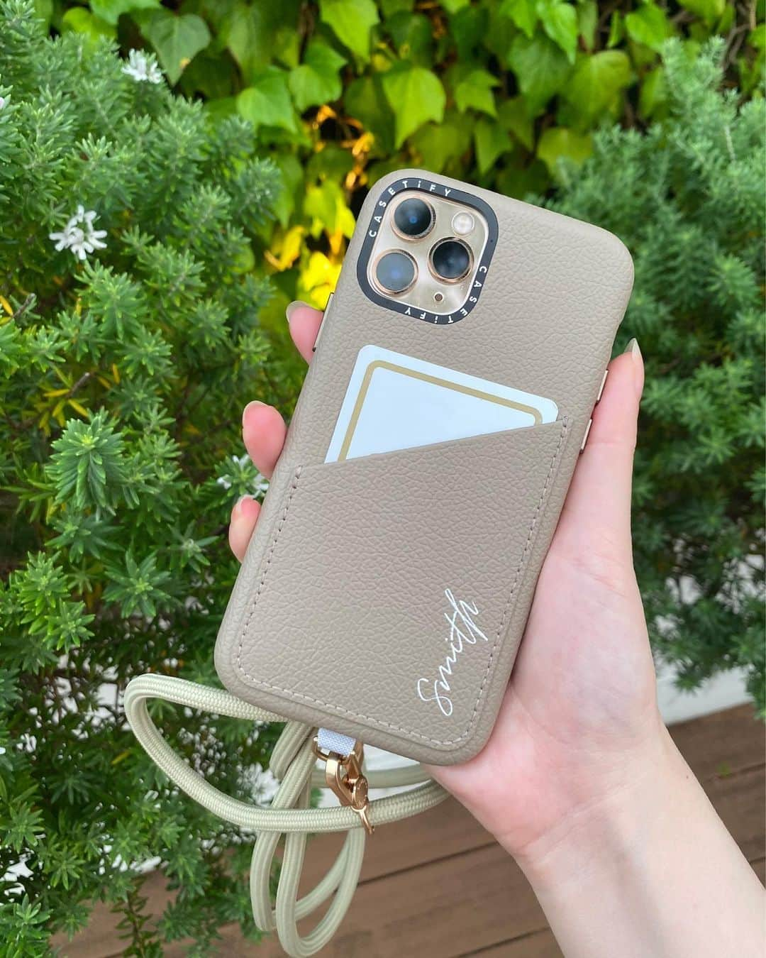 スミス楓さんのインスタグラム写真 - (スミス楓Instagram)「🆕 iPhoneケース✌🏻✌🏻🥰🥰  @casetify_jp のレザーカードポケットケース📱🌼 ポケットにICカードとかクレジット💳が入るの◎ ちょっとしたお出掛けならお財布なしで全然いけちゃう！あとショルダーストラップもめちゃくちゃ楽でおすすめすぎる🥹🫠🤍  自分で文字入れたりいろいろカスタムできるんだけど私はグレージュのケースにカーキのショルダーにした🍐この組み合わせ可愛かったー！ これから間違いなく大活躍する😚🌼  @casetify_jp で使える15%offのプロモコード頂いたので是非使ってね🤍📲  🎟 15KAEDE  #CASETIFY #ShowYourColors #ワンマイルウェア #お散歩コーデ #プロモーション #スマホショルダー」7月27日 17時43分 - kaede_929