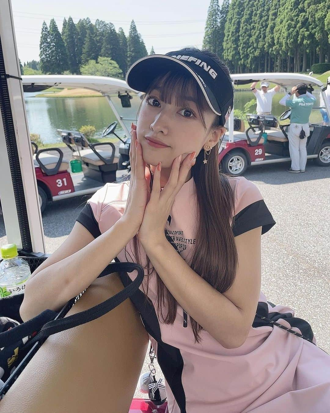 横川ミナさんのインスタグラム写真 - (横川ミナInstagram)「. 少し前のゴルフ⛳️ 撮影で一緒になって仲良くなった @y.mayu_official と♡ この日はぴったり100とかだったかな？切れない日もあるよねぇ。でもエンジョイゴルフが1番🤭💓 . . . . #ゴルフ #ゴルフ女子 #ゴルフコーデ」7月27日 17時54分 - miiina__y