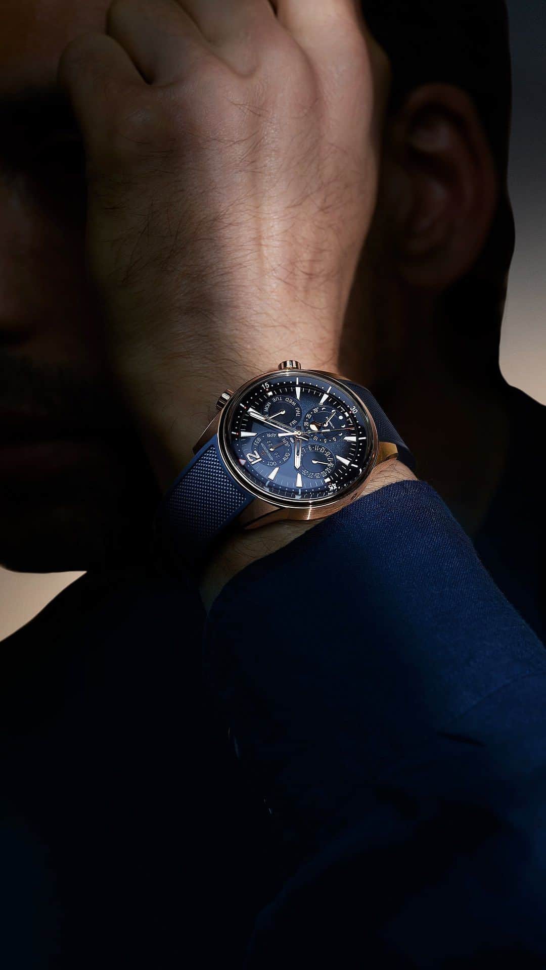 ジャガールクルトのインスタグラム：「Designed for every adventure. #Polaris _ Polaris Perpetual Calendar Designed, made and assembled in our Manufacture _ Athletic and elegant, the Polaris Perpetual Calendar in pink gold invites the modern-day adventurer to experience a perpetual journey. Ready for any occasion, the timepiece is equipped with an interchangeable blue rubber strap and an additional black alligator. To perfectly fit any desire, a collection of leather skins is available in addition to perfectly fit with your daily adventures. _ #JaegerLeCoultre #Polaris #HomeofFineWatchmaking #HighComplications #Watchmaking #Craftsmanship #SavoirFaire」