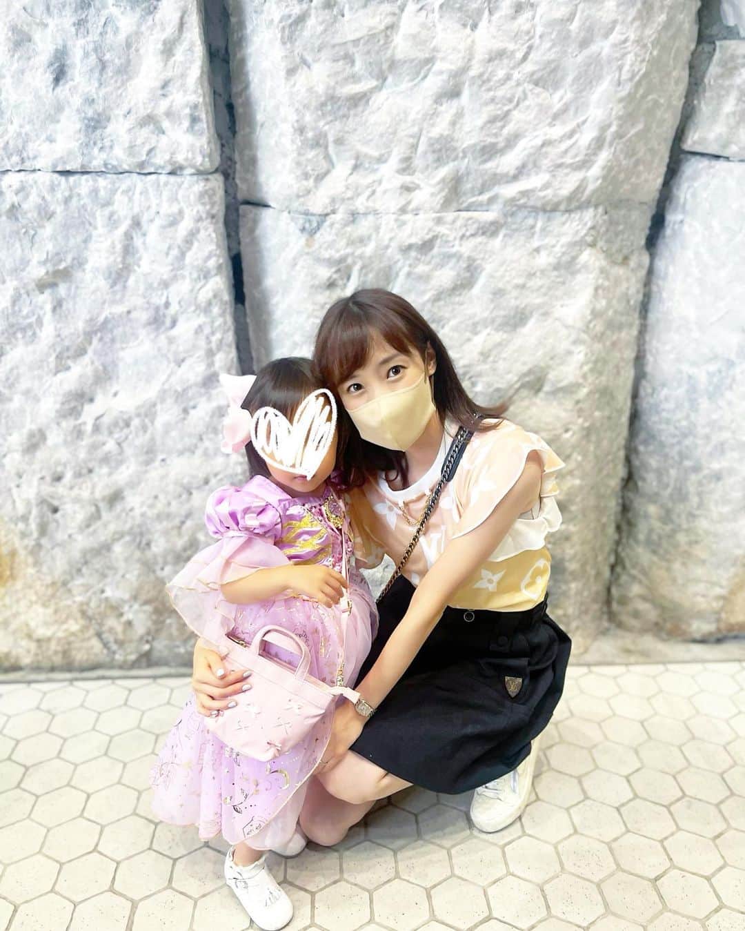 小林真由のインスタグラム：「Disney ON ICE🛼 ⁡ プリンセスにあまり興味のなかった娘が突然着たがって直前にgetしたラプンツェル。 カメラロールがミニプリンセスでいっぱい♥︎ ⁡ キャラクターたちのフィギュアスケーティング、とっても感動でした！来年は息子も一緒に行こう💪🏻 ⁡ ⁡#人混みにずっと緊張してる娘　 #ディズニーオンアイス #ディズニー #disney #disneyonice #ファッション #コーデ #ママコーデ #女の子ママ #男の子ママ #ママライフ #コーディネート #3歳 #1歳 #ベビー #二人育児」