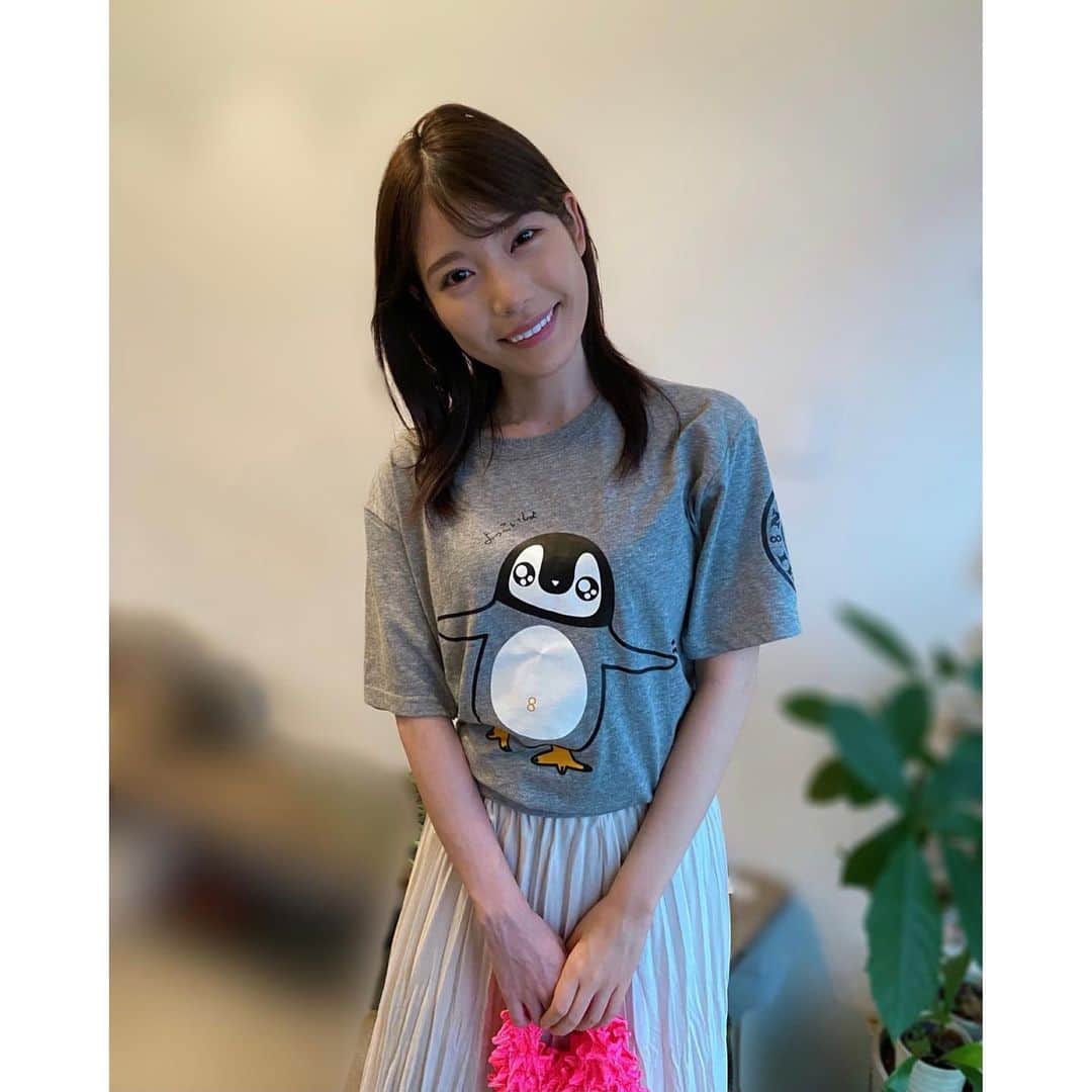 竹俣紅のインスタグラム：「🌈 フジテレビの夏イベント『オダイバ冒険アイランド2022』にて めざましキャスターオリジナルデザインの Tシャツ・トートバッグ・ミニハンドタオルが販売されています。 ⁡ 私もデザインさせていただきましたよ〜✨ ⁡ ⁡ 7月23日(土)から フジテレビ本社屋 1階 フジテレビ広場の「わくわくマーケット」ではすでに販売されていて、 ⁡ 8月1日(木)から 公式通販サイト「フジテレビ e!ショップ」でも受注受付いたします。 ⁡ ⁡ 私のグッズは、ペンギンをモチーフにしてみました！ 写真5枚目が最初の下書き✏️ ⁡ (どうしてペンギンなのかは、めざまし8公式YouTubeの “100の質問” をご覧ください🐧) ⁡ 冒険アイランドということで、 冒険をしているペンギン「紅太郎」なのですが、 冒険といっても、マイペースにのんびり行こうぜ〜☺️という気持ちをこめたデザインです。 よろしくお願いします！ ⁡ ⁡ #オダイバ冒険アイランド #めざまし8」