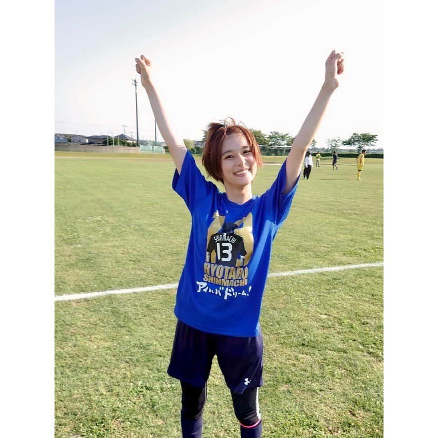 芳根京子のインスタグラム：「せっかく撮ってもらってたので 1人の写真も載せる⚽️  サッカーはポンコツの塔子です。 ただポンコツの奇跡がありました。笑  実を言うと私自身自分で何してるのかわかってなかったんだけど、気付いたら技を身につけていたようで、とても褒めてもらえて、笑ってもらえて、嬉しかったです。笑  #オールドルーキー」