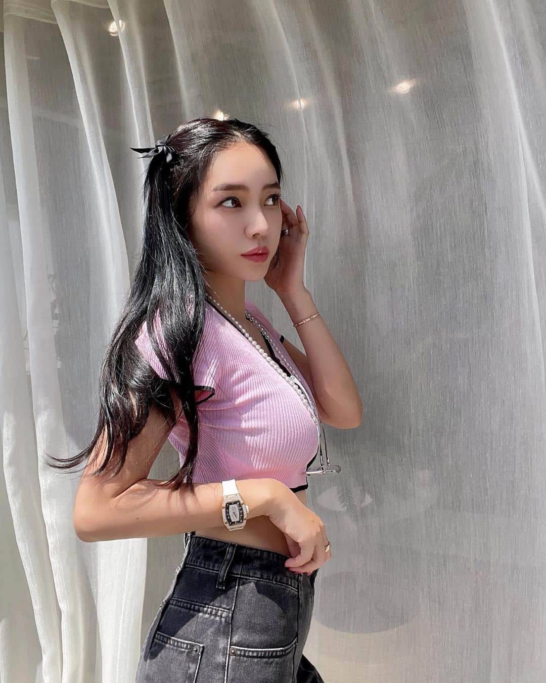 megbabyのインスタグラム：「今日もおなかを出しているわたし🫣💖  自然と腹筋にチカラが入るからトレーニングになるよね💪🏻  #デニムゆるくなってクリップで止めてるの見えちゃってる🫣」