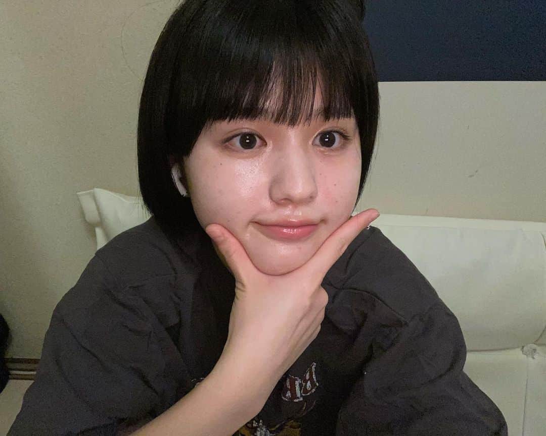 池田レイラのインスタグラム：「先日、前髪をセルフカットした後に撮った写真と動画です📸✨ 珍しい自撮りの投稿なので少し恥ずかしいです笑笑笑  お風呂あがりに撮ったのでスキンケアで顔がぺたぺたしているのと、Tシャツがしわっしわなのはご愛嬌でお願いいたします🤫🫣」