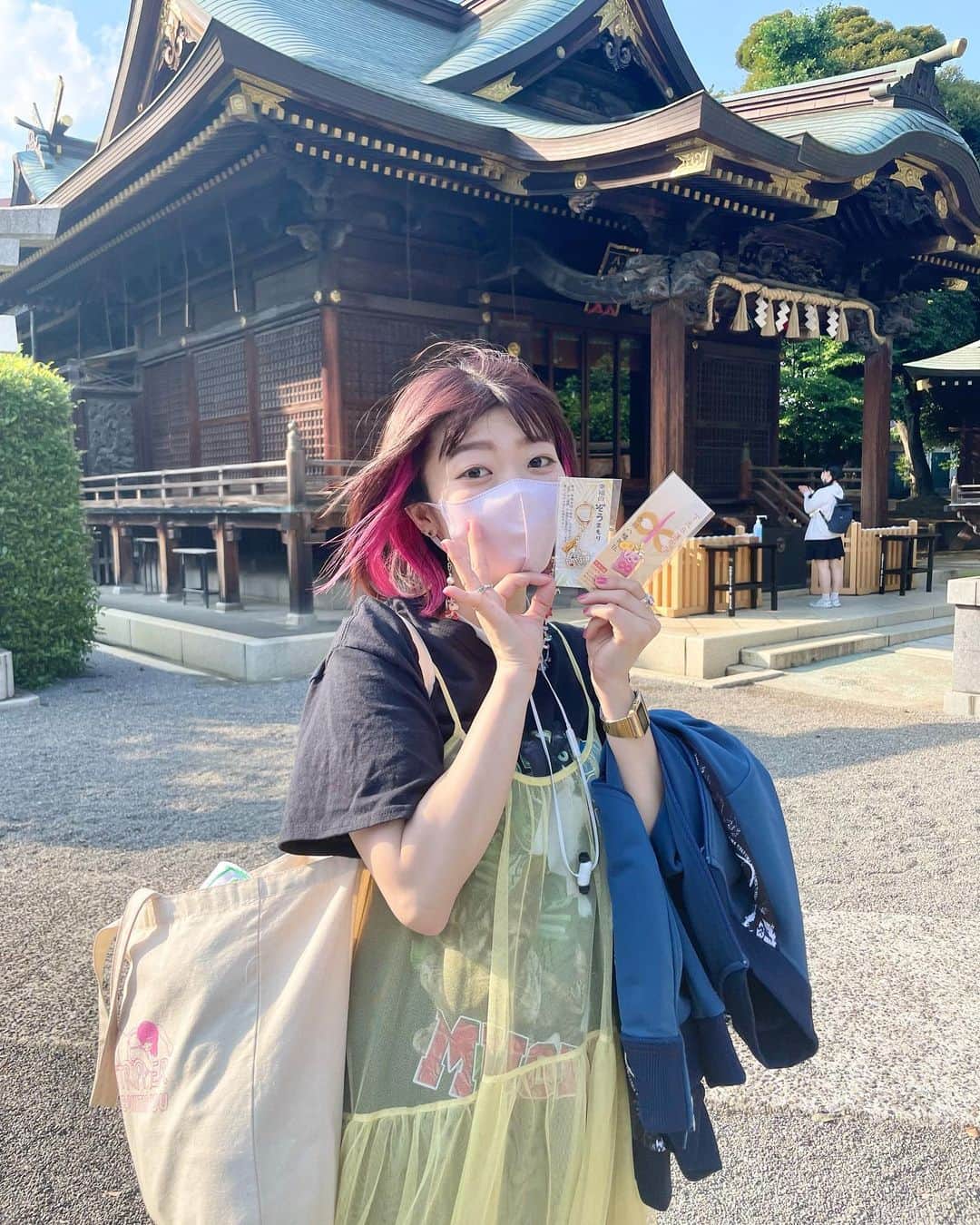 ぱいぱいでか美のインスタグラム：「でか美祭の正式タイトルは『でか美祭2022〜でか美ちゃんINFINITY∞』です✨ . でか美祭せまってきてるよー！8月8日！ 結構前に赤羽に行きまして、その時にお参りしてきました⛩ マネージャーの八鍬くんが見つけてくれた赤羽八幡神社♾ ∞マークのお守りもあるから関ジャニ∞さんのファンの皆さんの聖地でもあるみたいです❣️ 私も今年からイベントタイトルに「∞」が入ってるので ご利益ありそうでしょう〜😎 お近くの方は行ってみてね〜✨✨✨ っしゃ！大成功させるぞ！でか美祭！ 詳細はハイライトから見てね💖 ぞうまもりはただただ象が好きなのでこちらもゲット🐘 . #でか美ちゃん #でか美祭 #赤羽 #赤羽八幡神社 #風強 #鞄開」
