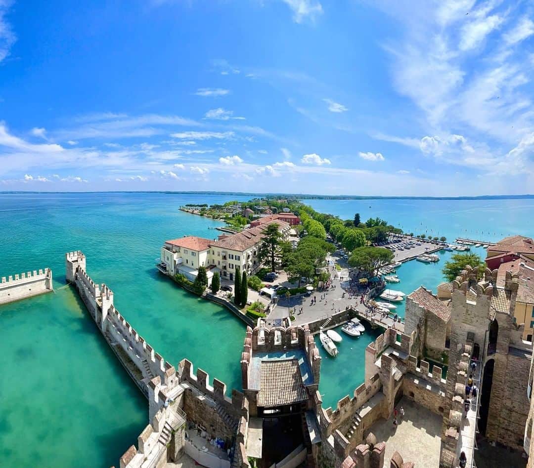 イタリア政府観光局 東京支局のインスタグラム：「古城からの景色は絶景です🥰  #シルミオーネ #ガルダ湖 #LagodiGarda #ilikeitaly #loveイタリア #treasureitaly #湖 #wait4It @italiait @in_lombardia  Special Thanks to 😘📸 @adryess」