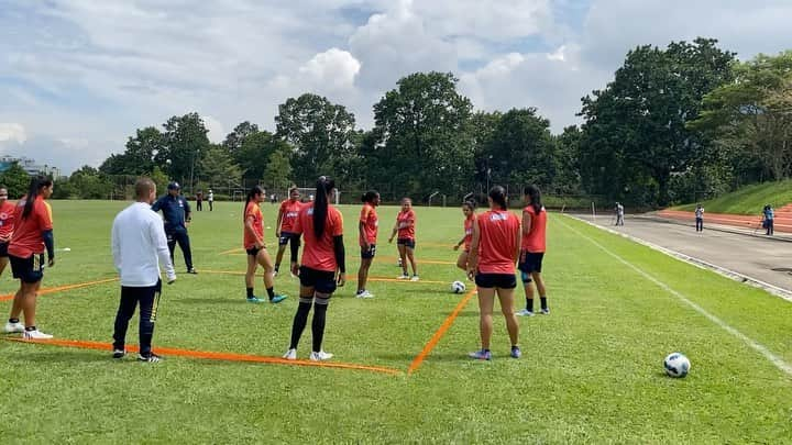 サッカー コロンビア代表チームのインスタグラム：「🎥 💪  Nuestra Capitana @danielamontoya06 y @monica_ramos_santana ya palpitan la final de la CONMEBOL @CopaAmerica  #VamosColombia 🇨🇴」