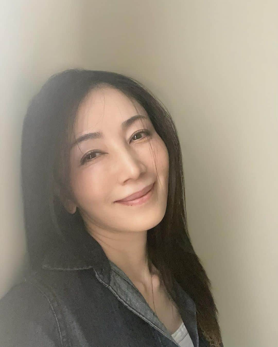 坂村かおるのインスタグラム：「今日は、夕立が多い☔️ ・ 私は雷が好きだ‥ 特に、あの稲妻を見るのが好きだ💦‥ ・ 父は「雷神さま」と言っていたけど 確かに神々しいとさえ思える。 ・ ・ 足利市、只今雷雲発生中⚡️  ・ 雷神さまが、いらっしゃる。 ・  いつも「いいね！」を頂きありがとうございます。 皆さんのコメントに元気を貰っています😊  #クィーンオブ美魔女 #team美魔女 #美ST #坂村かおる #トータルビューティーアドバイザー #美しく老いる #バランス #美容 #コスメ #ファッション #今日のコーデ #トータルバランス #お洒落な人と繋がりたい #コスメ好きな人と繋がりたい #美意識高い人と繋がりたい #美魔女 #美魔女が変わる #アップデートしてる人と繋がりたい #自分らしくアップデート # #」