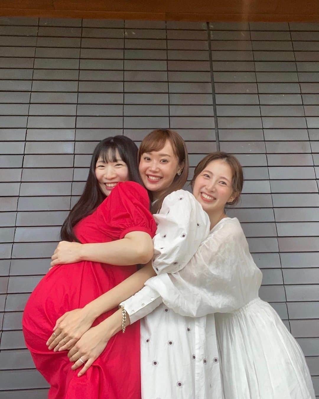 加藤千暁のインスタグラム：「ふーのお腹に最後に会ってきた💕 双子のお腹はとてつもなくデカかった😂笑 もーすぐ生まれるの楽しみすぎる❤️ 頑張れー双子のママー💕 #双子ママ#お腹のデカさが初めて見た大きさだった笑#めっちゃ楽しみーー#ただただ楽しかった子なし会」