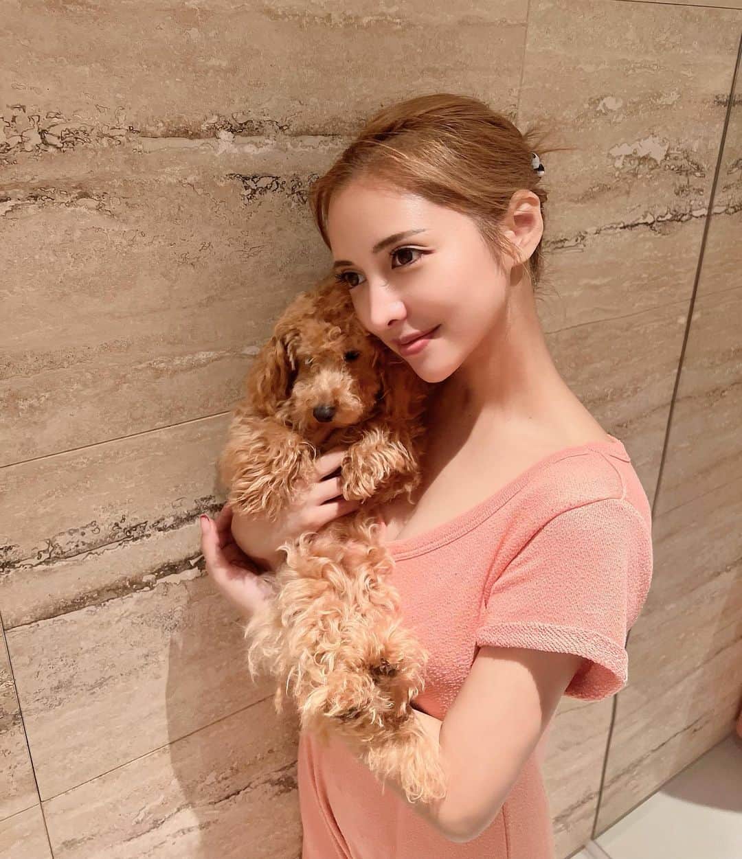一条マリカ（まりふぬ）のインスタグラム：「愛犬🐩💓 ティーカッププードルの るいちゃんです❤️ 写真写りは最高に悪いです😇笑 #ティーカッププードル #すっぴん#おうち時間」