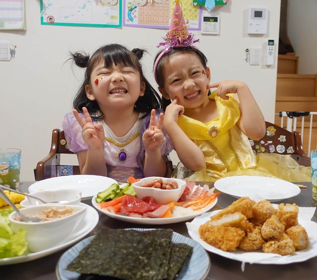 ゆうひなたのインスタグラム：「. . . 長女ゆうひさんが6歳になりました🎂 27日に日付変わった瞬間から たくさんの温かいメッセージが届いて 先に見たおかんがうるうる しておりました🥹 みんなからの小さい頃からの写真や 動画を改めてみて 色々思い返して新米ママから 6年経ったのか〜としんみり🥲🥲✨. . . ゆうひが起きてからみんなからの メッセージを見せて 今日１日元気モリモリ 超ハイテンションゆうひでした😂. . . ゆうひリクエストの お家手巻き寿司も1番食べて お腹痛くなってました。（笑）. . . すごいしっかりしてるけど まだまだ小さな6歳さん😉 ４月からランドセル背負って ひっくり返らへんかな？😂. . . ゆうひがしっかりしすぎてて ママもつい言いすぎてしまう事も 多々あるので反省です😭. . . これからもゆうひらしく自由に 伸び伸び大きくなってくれれば おかんは嬉しいです💃. . . みなさんたくさんのお祝い ありがとうございます☺️🫶 6歳のゆうひもまだまだ パワーアップしますので 暖かく見守ってください🌸. . . ゆうひおめでとーー！！！！！！. . . .」