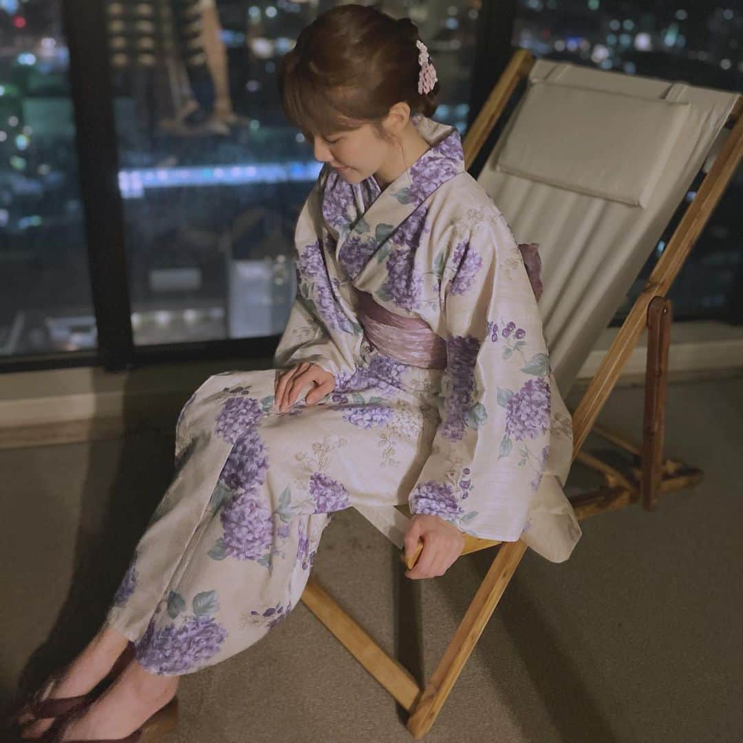 西木恵美里のインスタグラム：「おうちで浴衣きて花火見たよ🍉 髪飾りも浴衣に合わせて🫧 (4枚目だけ反転してます)  角度ちょっとあれだったのもあったけど、大きいのはしっかり見えた🍧  おうちにマスカットがあったのでぶどう飴作ったら、いつもは甘いもの我慢してる旦那さんも少し食べてた🍇 たまにはね🍭」