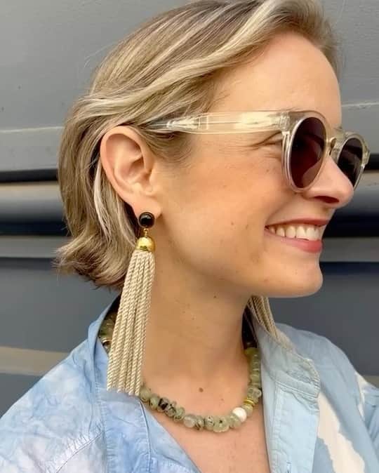 リジー フォルトゥナートのインスタグラム：「Who doesn’t love a little drama 🤷‍♀️ Have you met our Magdalena Earrings❔ With cord tassels & onyx stone details, this pair makes a stellar statement 〰 #lizziefortunato」