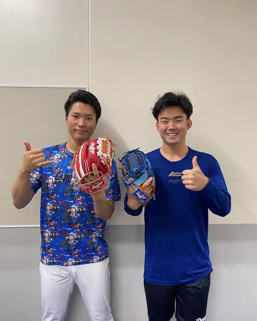 のインスタグラム：「可愛い練習用グラブ頂きました！ いつもありがとうございます😊 後半戦も頑張ります🔥 @rawlings_japan_llc   #ローリングス   #グラブ  #rawlings   #小笠原慎之介さんとの✌️ショット」