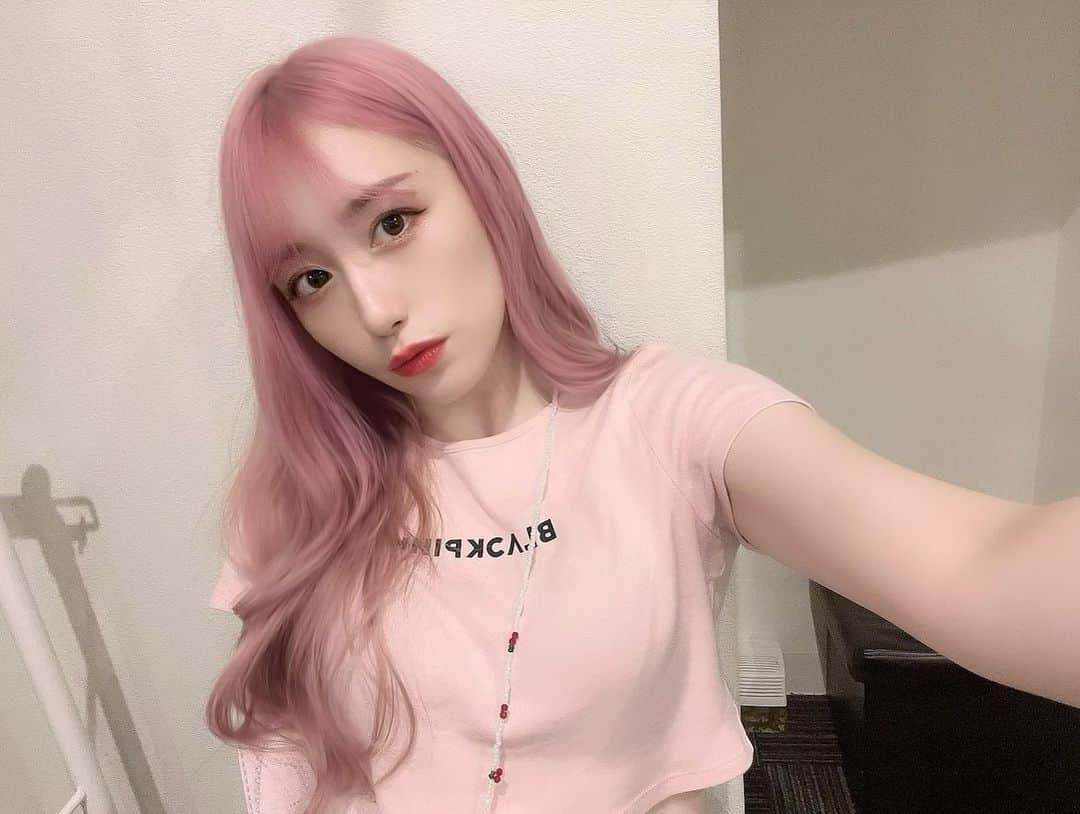 海羽凜のインスタグラム：「_  💭💝  #셀카  #얼스타그램 #교복　#코스프레  #粉红色 #可爱 #ピンクカラー  #韓国 #韓国語勉強 #韓国ファッション #ワンホン  #網紅 #ガールクラッシュ #ヨシンモリ #ﾘﾝﾎﾟﾄ #y2k」