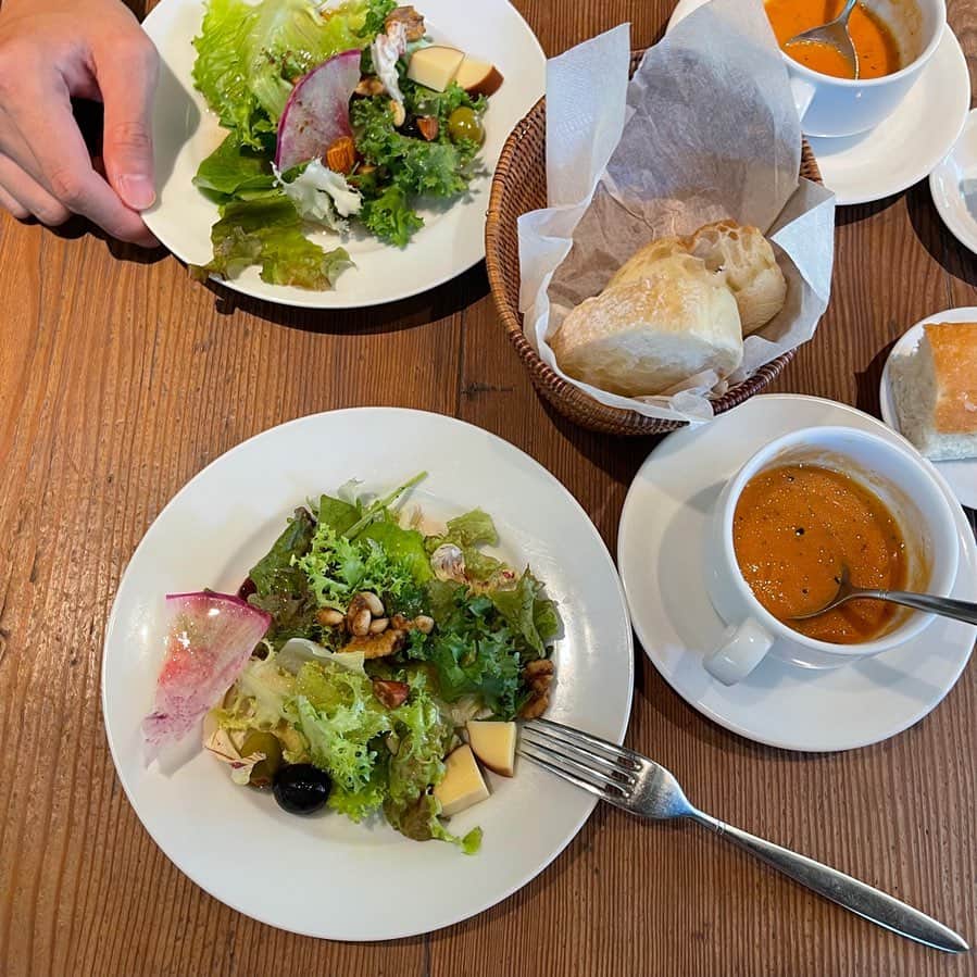 ひよんのインスタグラム：「🥗🍳🌭  朝活した日💓 この撮り方以外の物撮りの方法ってなに？🙄ㅋㅋ  このスープとってもおいしかった🤤🍅」