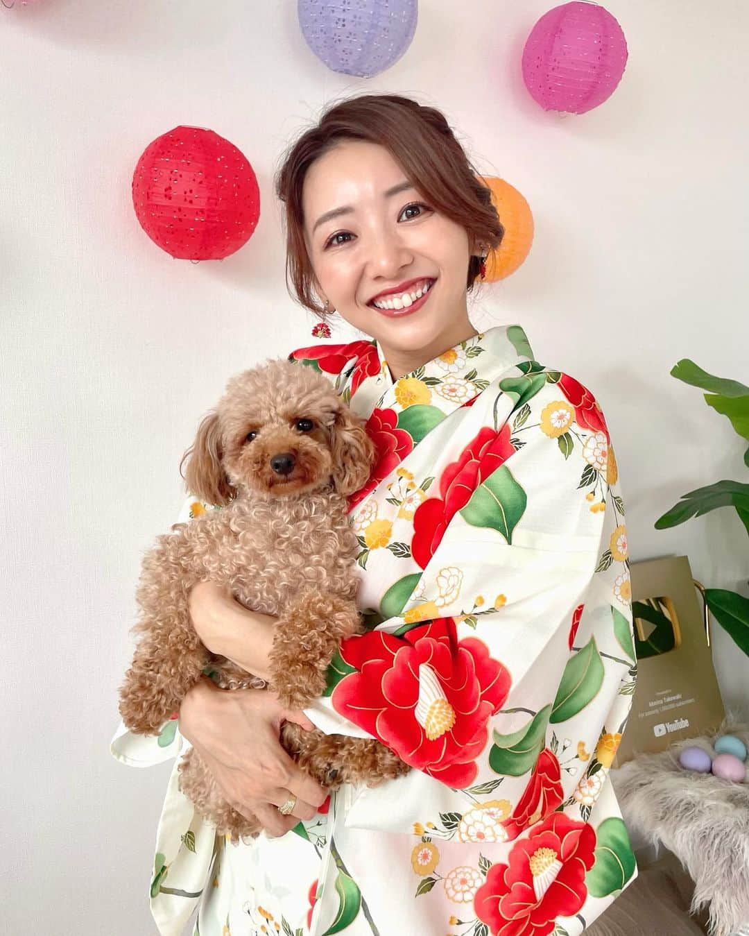 のインスタグラム：「あーなーつ休みいいいいい🎵（と言ったらTUBEさんよね？🤣☀️）  関テレのスロイジの撮影で数年ぶりに浴衣着させていただきました🤣✨お部屋も夏祭り風になってぶち上げ✌️🦩!!!!  今週は浴衣weekで盆踊り風の宅トレエクササイズを踊ったよ〜関西のみんなぜひ3時20分から痩せルーティン一緒にやってねえええ〜!!! （二の腕がパンパンになるはず🤣✊）  ３枚目はビビりなクセに動画に映りたがりな我が子のルルちゃんの様子です🐶（いつかスロイジの看板犬テスと共演できますように、、笑🤣💕）  #スロイジ  #2時45分からはスローでイージーなルーティーンで  #痩せルーティン #関テレ」