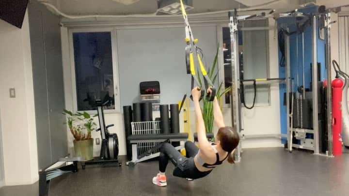 水野夏子のインスタグラム：「TRXを使ってのトレーニング！！ 家にも欲しい〜！！笑  ホントは週1トレーニング、週2ランニング、週3サウナにしたいけど、、、 なかなかランニングが続かない🥹  ランニング長続きするコツは何ですか〜！？🙋‍♀️✨  #トレーニング #筋トレ #TRX #ランニング #ナイキ #アディダス」