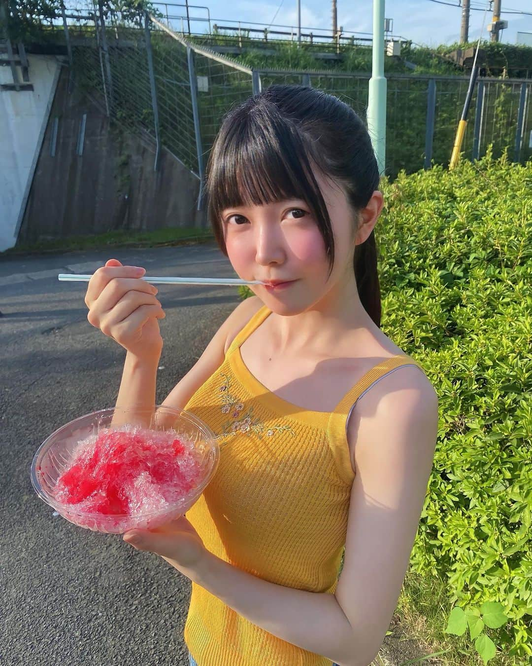 小野寺梓さんのインスタグラム写真 - (小野寺梓Instagram)「🍧  関ヶ原での写真です！かき氷2つ食べたよ！ まだまだ夏楽しむぞ〜！ 夏っぽいことって何すればいいかな？     #かき氷  #夏  #ポニーテール  #真っ白なキャンバス  #白キャン #小野寺梓」7月27日 23時20分 - onoderaco