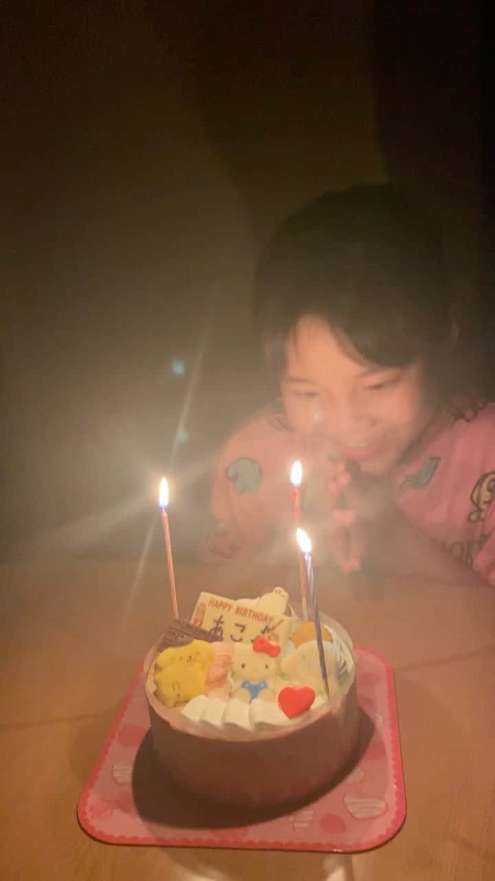 樋口智子のインスタグラム：「Happy Birthday🎂 いつまでもちびすけだと思ってたら もう9歳ですって😳 あの嵐の花火大会の日から9年ですよ😂🌀  元気で笑っていてくれればそれでいいんです🫶🏻 けど、宿題くらいはやってください←  誕生日は、大好きな新大久保でUFOチキン🛸🍗🫕  おめでとう💋」