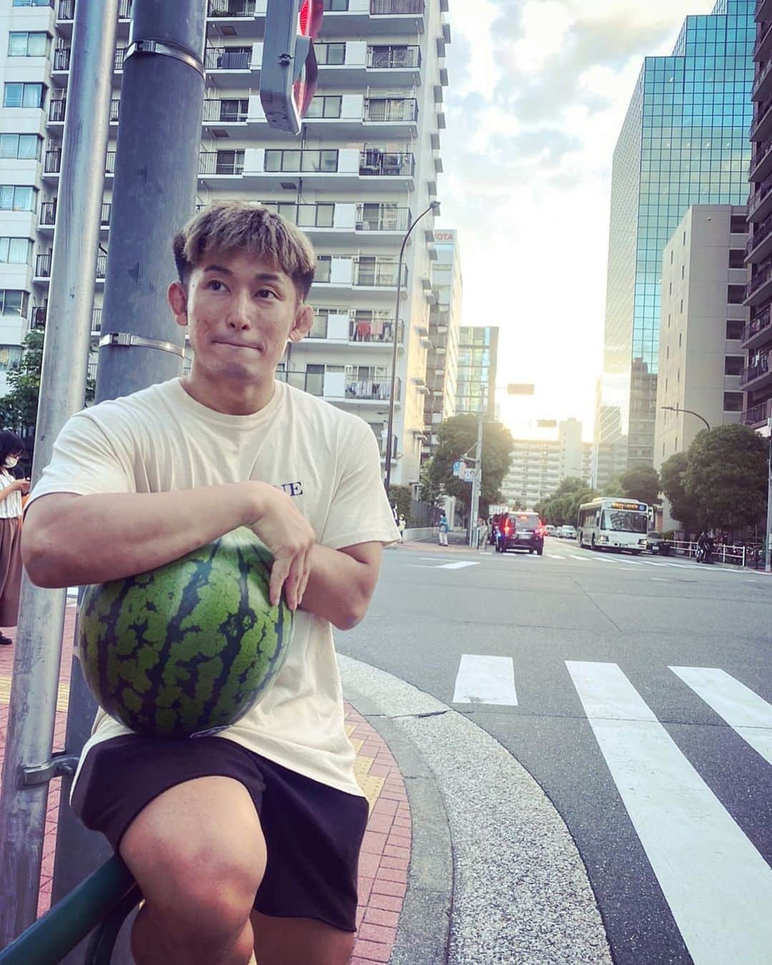 才賀紀左衛門のインスタグラム：「#夏休み #スイカ #家族 #親子」