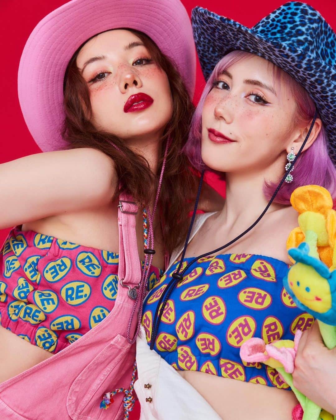 仲里依紗のインスタグラム：「そして❣️❣️❣️ なんてったって最高なのが このチューブトップのセットアップ🌺❤️💙💜💚🧡 オーバーオールに合わせても🆗🔥 水着の上からでも👙🆗💕 そしてボトムスはボーイズサイズで作ってるのでカレピに履かせてリンクコーデもできちゃう最高商品👩‍❤️‍👨💕🌺✨ こちらも本日7月28日夜9時から発売です😘」