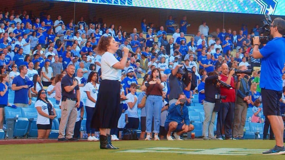 ベスト・コーストのインスタグラム：「spamming ya on 2 pages because i can :) ⁣ ⁣ LIFELONG DODGER FAN @bethany_cosentino!!!!!! 💙⚾️🏟⁣ ⁣ thank you to the @dodgers for having me last night to sing the anthem. and to all the fans who showed up to support. why would you live anywhere else INDEED!!! ⁣ ⁣ video shot + edited by @pentaxplayboi」