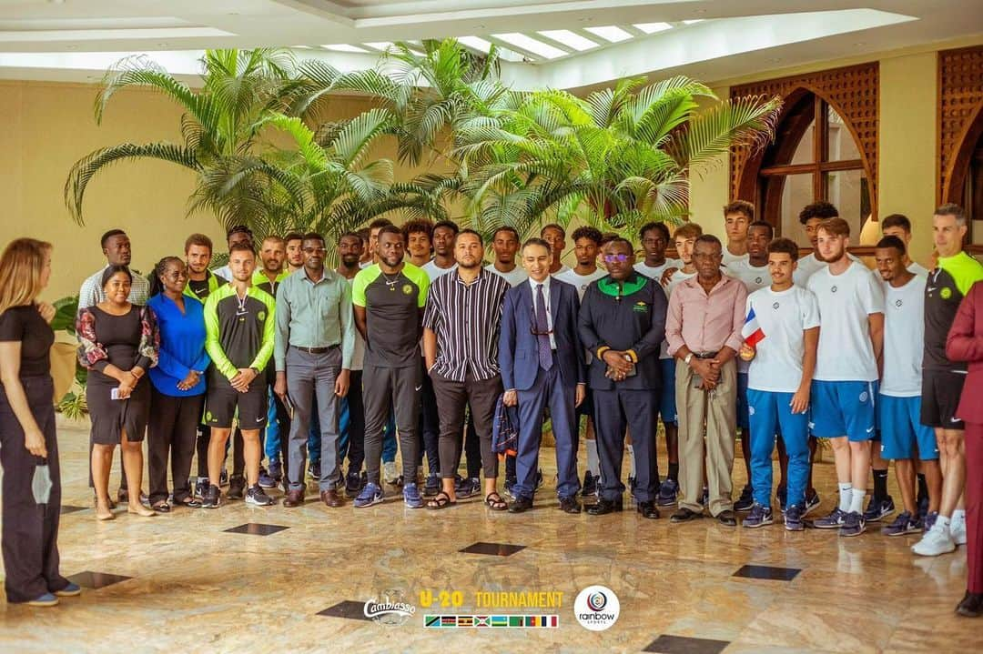 アンリ・ベディモのインスタグラム：「Visite de l’ambassadeur de France 🇫🇷 en Tanzanie  @franceintanzania  @mhscofficiel  #tanzania  #cambiassotournamentU20」